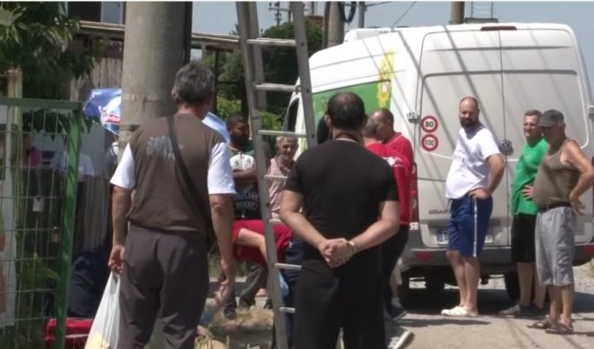 TRAGEDIJA, JOVAN JE NAGAZIO NA ŽICU OTPALU SA BANDERE! Poginuo je od strujnog udara desetak metara od svoje kuće!