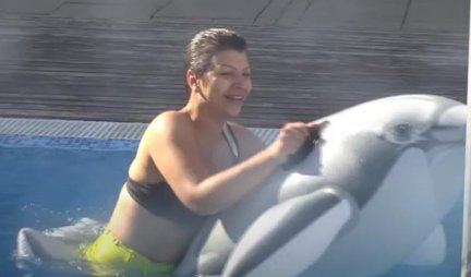 NIKOGA NE OSTAVLJA RAVNODUŠNIM! Miljana Kulić ZAJAHALA delfina na naduvavanje pa PALA! /FOTO/