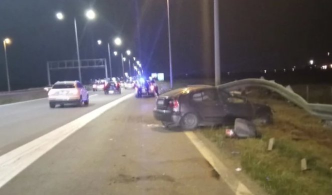 UZNEMIRUJUĆE FOTOGRAFIJE! Teška saobraćajka kod Ostružnice! Automobilom se ZAKUCAO U BANKINU, povređene dve osobe, vozač KRITIČNO!