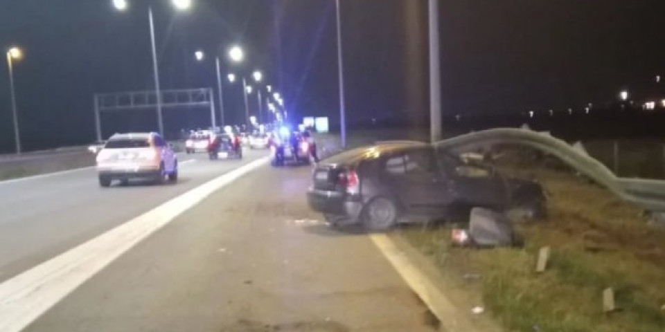 UZNEMIRUJUĆE FOTOGRAFIJE! Teška saobraćajka kod Ostružnice! Automobilom se ZAKUCAO U BANKINU, povređene dve osobe, vozač KRITIČNO!