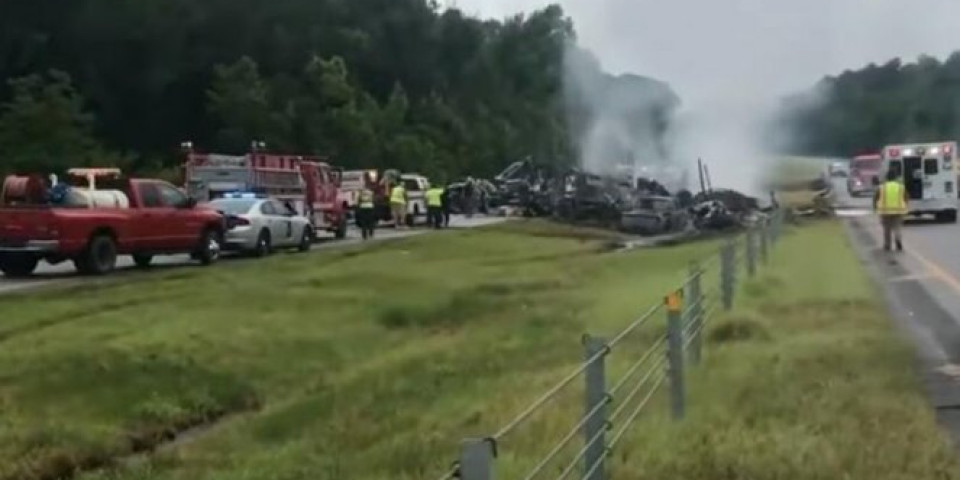 HOROR U LANČANOM SUDARU! Poginulo osam devojčica u vozilu doma za zlostavljanu decu, otac i beba! /VIDEO/