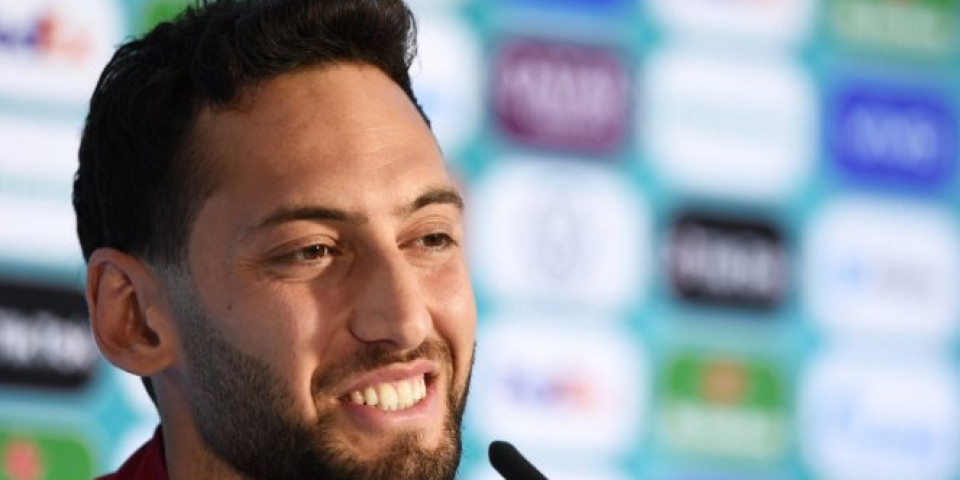 ZVANIČNO JE! Čalhanoglu obukao dres Intera i navukao na sebe neopisiv GNEV! /FOTO/VIDEO/