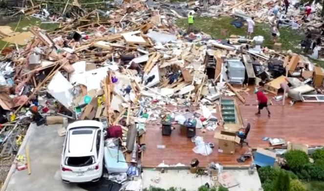 SNIMAK DRONOM OTKRIO ŠTA JE OSTALO POSLE NEVREMENA! Tornado opustošio predgrađe Čikaga, kuće uništene, udari vetrova 225 km na sat! /VIDEO/