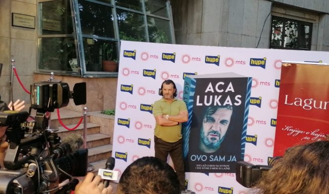 ACA LUKAS ODRŽAO PROMOCIJU KNJIGE - PEVAČ OTKRIO KOJU PORUKU ŠALJE! A evo šta mu je Sonja rekla NAKON SVEGA! /VIDEO/