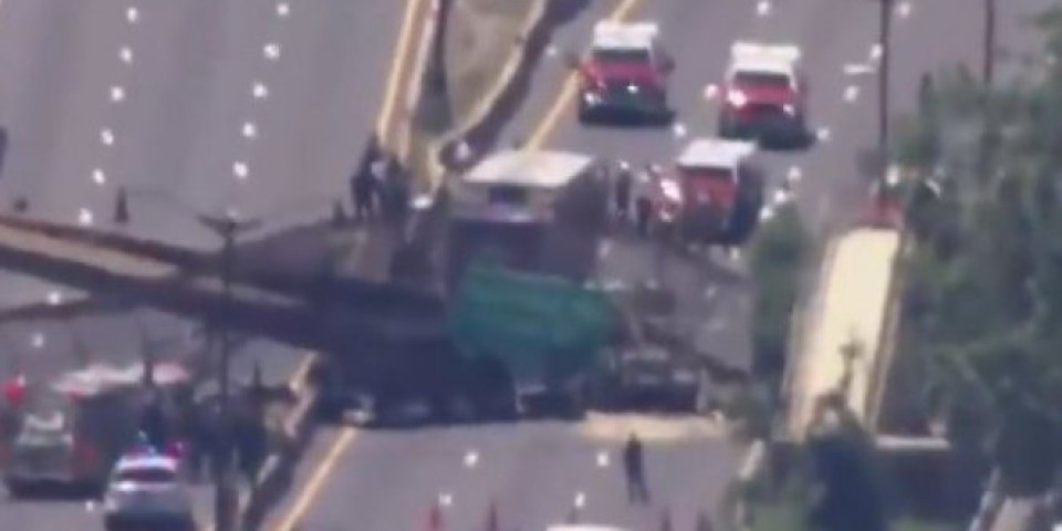 /VIDEO/ SRUŠIO SE MOST U VAŠINGTONU! Povređeno najmanje šest osoba, kamion zarobljen ispod ruševina!