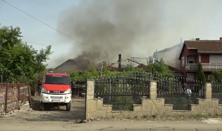 POŽAR U GRAČANICI POD KONTROLOM, izgorele 4 porodične kuće! /FOTO VIDEO/