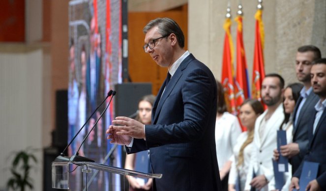 ZDRAVSTVO JE JEDNA OD ČETIRI NOGE STOLICE KOJA SE ZOVE DRŽAVA! Vučić uručio ugovore za posao diplomcima medicine: Čestitam na velikom uspehu! Video