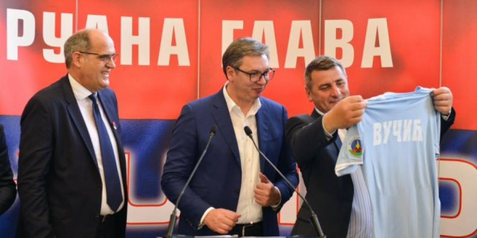 PREDSEDNIK ALEKSANDAR VUČIĆ dobio dres FK "Rudna Glava"!