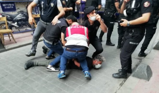 ERDOGAN RAZBUCAO PARADU PONOSA! Policija suzavcem rasterivala učesnike! /VIDEO/