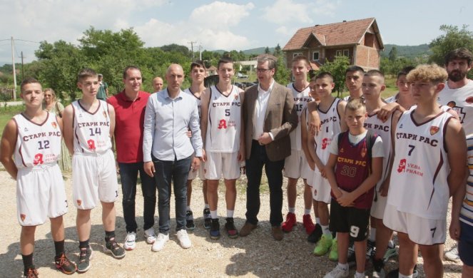 PUZOVIĆU, VIDI SAD KAKO SAM MALI I NIZAK! Vučić se slikao sa mladim košarkašima KK Stari Ras! Foto