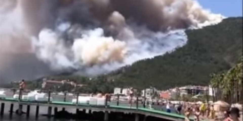 HOAS U POZNATOM TURSKOM LETOVALIŠTU! Veliki požar bukti, vatrogasci se bore sa vatrenom stihijom, koju je vetar rasplamsao! Ljudi na plaži NEMO POSMATRAJU! /VIDEO/