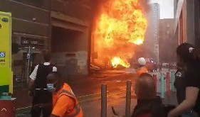 ŽELEZNIČKA STANICA SE PRETVORILA U PAKAO! Crni dim se širi ogromnom brzinom u centru Londona, prolaznici beže, čule se eksplozije! /VIDEO/