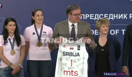 /VIDEO/ ZLATNE KOŠARKAŠICE PREDSEDNIKU POKLONILE DRES! Vučić: Hvala vam što ste na današnji dan donele trofej u Srbiju, Maljković: Zemaljska Srbija pobeđuje na Vidovdan!