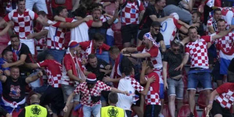 ZAPALIĆU KRAJINU DO KNINA! Šokantan snimak hrvatskih navijača! /VIDEO/