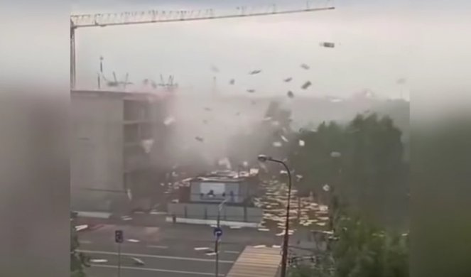 APOKALIPTIČNI SNIMCI NEVREMENA U MOSKVI! Leteli krovovi, srušeno 170 stabala, oštećeno 45 automobila, potop i haos na ulicama! /VIDEO/