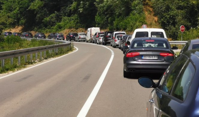 DRAMA NADOMAK LUČANA! U sudaru autobusa i dva automobila povređeno dvoje dece, SVE JE POČELO RIZIČNIM PRETICANJEM/VIDEO/