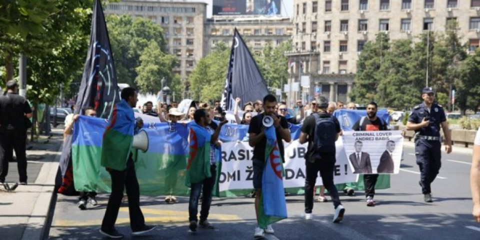 Pokret ORS organizovao protest ispred ambasade Češke - ROMI NEĆE DA ĆUTE! Razlog je UBISTVO Stanislava Tomaša, kojeg su ubili češki policajci! /FOTO/