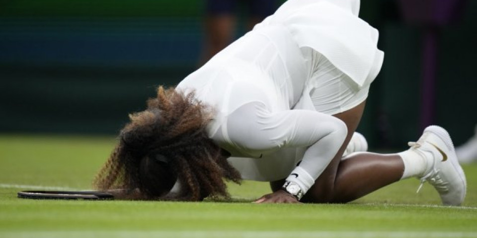 HOROR NA VIMBLDONU! Serena u SUZAMA PREDALA meč nakon STRAVIČNOG pada! /FOTO/VIDEO/
