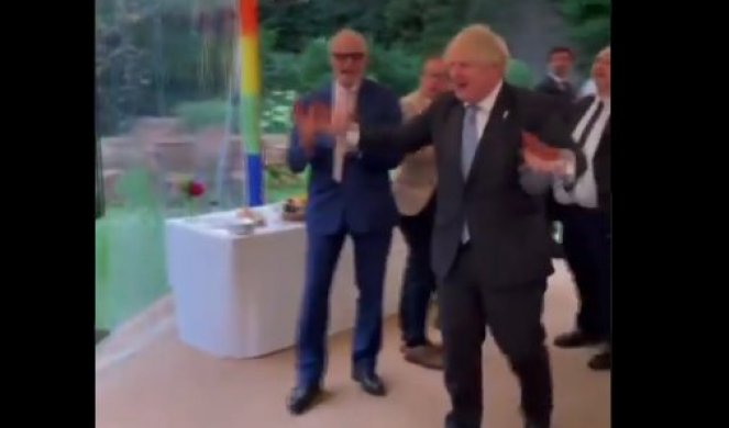 CIRKUS! KAKO DŽONSON SLAVI MINISTROV "GOL U GOSTIMA"! Snimak sa britanskim premijerom hit na društvenim mrežama! /VIDEO/