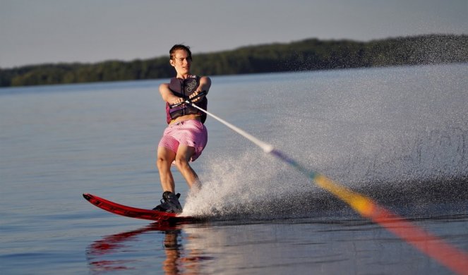 DA LI JE OVO REALNO?! Odlučio je da skija na vodi - ali 3 METRA IZNAD jezera! /VIDEO/