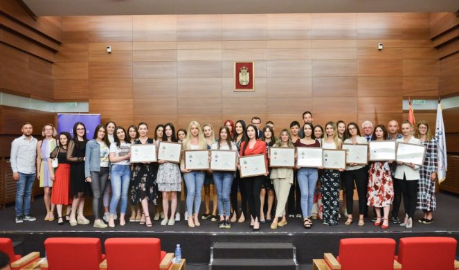 NIKADA NAS NEĆE SPREČITI DA BRINEMO O SRBIMA U JUŽNOJ POKRAJINI! Nakon što su prištinske vlasti zabranile Udovičiću ulazak na KiM, ministar se ipak sastao sa studentima Univerziteta u Prištini i dodelio im stipendije