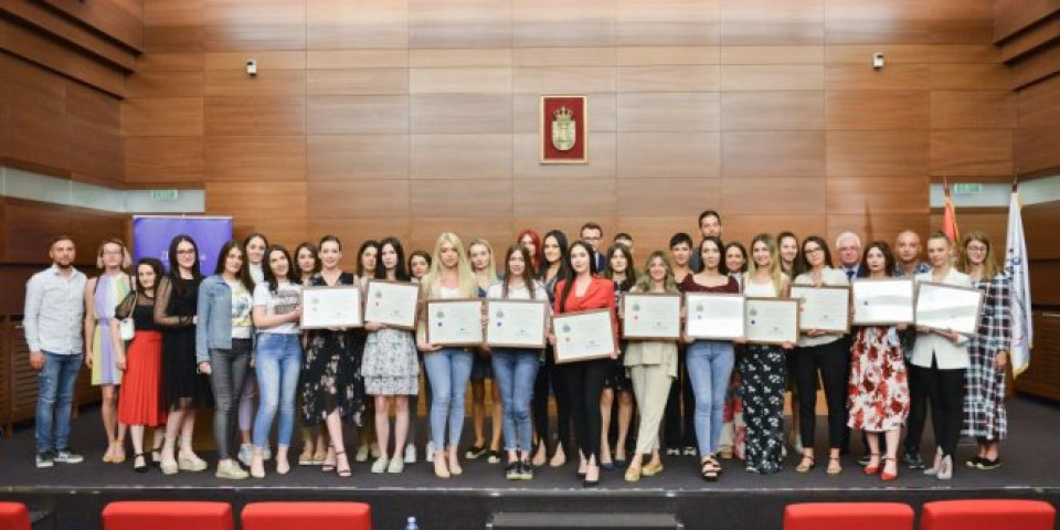 NIKADA NAS NEĆE SPREČITI DA BRINEMO O SRBIMA U JUŽNOJ POKRAJINI! Nakon što su prištinske vlasti zabranile Udovičiću ulazak na KiM, ministar se ipak sastao sa studentima Univerziteta u Prištini i dodelio im stipendije