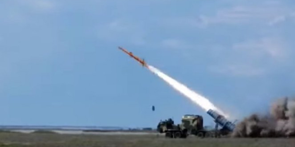 ZELENSKI OPET ZVECKA ORUŽJEM! Podsetio da ukrajinska nova raketa može da UNIŠTI KRIMSKI MOST! /VIDEO/