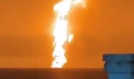 GORI NAFTNA PLATFORMA U KASPIJSKOM MORU! Nebo iznad Azerbejdžana crveno od plamena! /VIDEO/