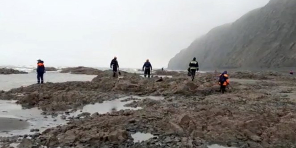 TELA POGINULIH u avionskoj nesreći na Kamčatki IZVLAČE IZ VODE! /VIDEO/