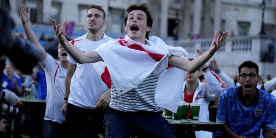 ZASLUŽILI STE DA SE NAPIJETE, RECITE ŠEFU DA NE DOLAZITE NA POSAO! Ovako Englezi slave ulazak u finale Evropskog prvenstva! /FOTO//VIDEO/