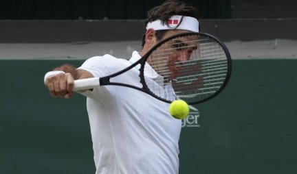 PSOVAO, BACAO REKET... Novaka svi pljuju, a da li znate šta je Federer radio?