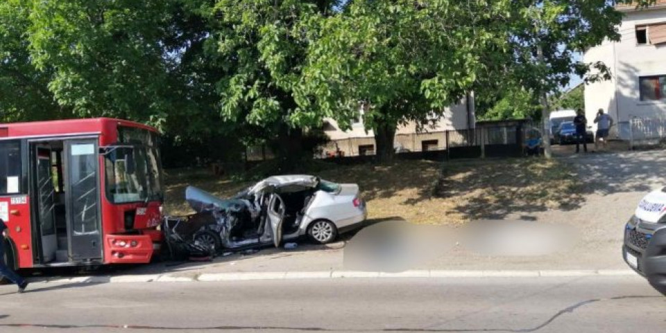 STRAVIČAN UDES U SMEDEREVU! Tri osobe nastradale u sudaru automobila i autobusa!