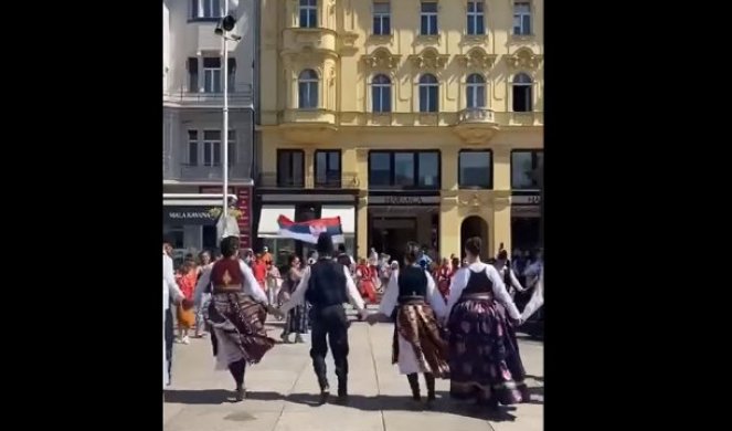 ŠOK SCENA IZ ZAGREBA! Na sve strane srpske šubare, vijori se trobojka, pleše se Užičko nasred Trga bana Jelačića! /VIDEO/FOTO/
