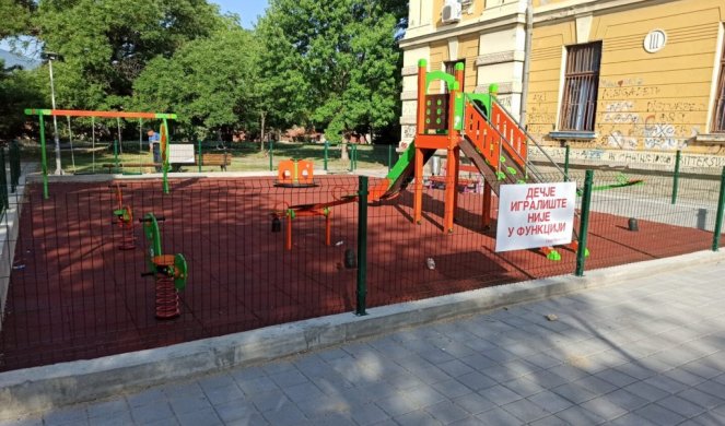 VANDALIZAM U PROKUPLJU! Igralište nije završeno, a već polomili ogradu!