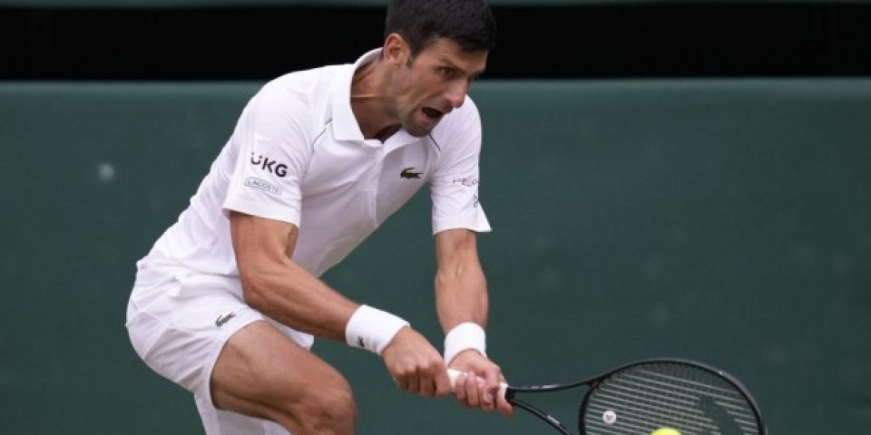 NOVAK JE U FINALU VIMBLDONA! Sjajni Šapovalov MUČIO Noleta, ali Srbin ide na megdan Italijanu! /FOTO/