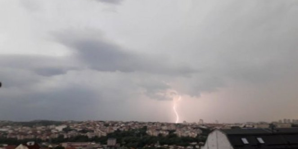 ČAK DVA NOVA UPOZORENJA RHMZ ZBOG NEVREMENA! U Beogradu već grmi i seva!