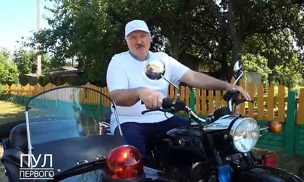 LUKAŠENKO KAKVOG DO SADA NISTE VIDELI! Beloruski predsednik  provozao legendarni Ural! /VIDEO/
