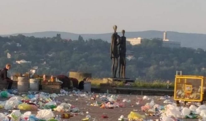 TUŽNA STRANA EGZITA! Gomila smeća na spomeniku žrtvama racije! Foto