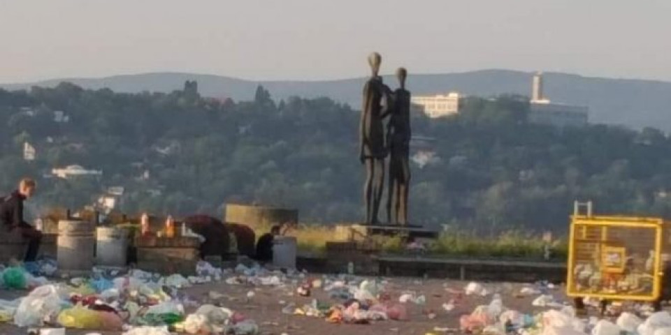 TUŽNA STRANA EGZITA! Gomila smeća na spomeniku žrtvama racije! Foto