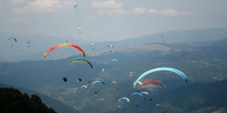 Paraglajderi poleću sa kopaonikčih vrhova! U letačkoj ekipi 100 pilota iz 27 zemalja! Foto