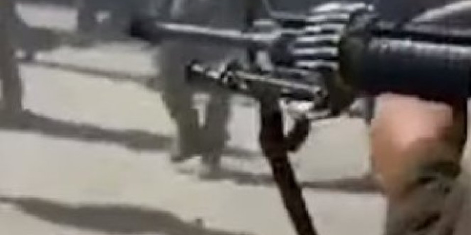 TALIBANI MASAKRIRALI AVGANISTANSKE VOJNIKE uzvikujući Alahu Akbar! Uznemirujući snimak pokazuje RASUTA tela! /VIDEO/