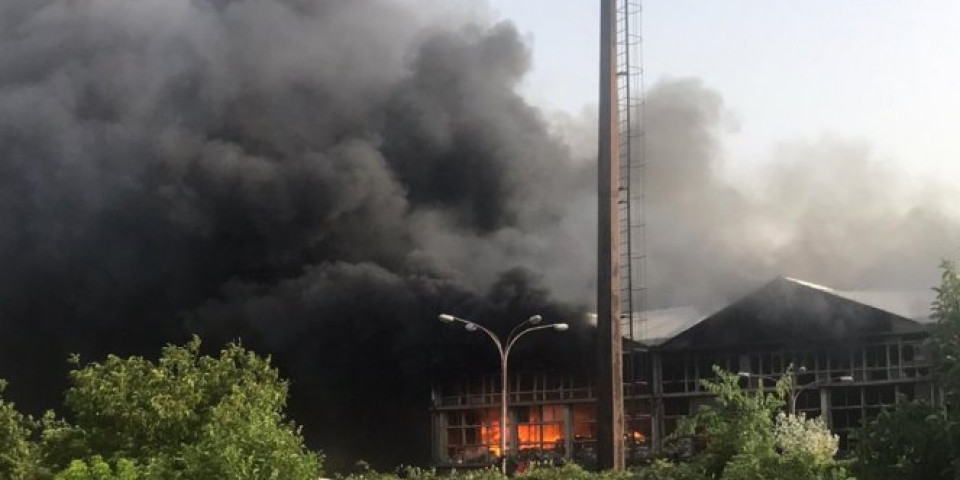 VELIKI POŽAR, CRNI DIM NAD BEOGRADOM! Gori magacin na Dorćolu! Foto/Video