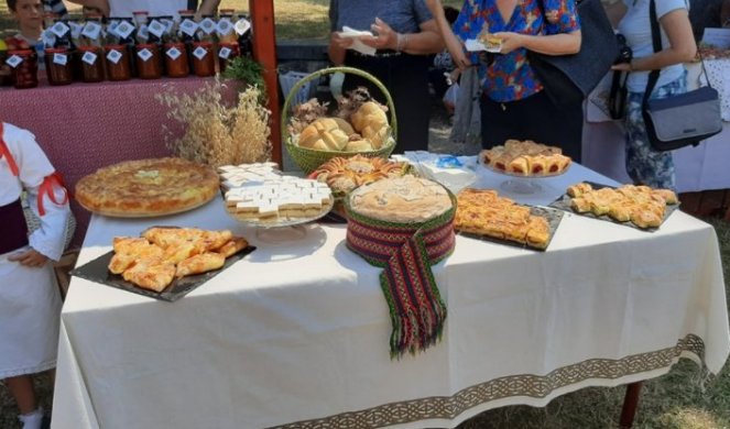 U Кarađorđevom konaku zamirisale domaće pite i gibanice, održan treći etno sajam "Domaće - prirodno“