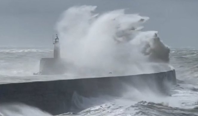 ŠOKANTAN FENOMEN! Fotograf uslikao "BOGA MORA" - neverovatan prizor koji će se DUGO PAMTITI /FOTO/ VIDEO/