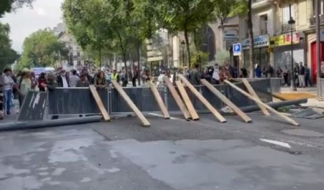 HAOS U FRANCUSKOJ ZBOG NOVIH KORONA MERA! Policija bacala suzavac, demonstranti digli barikade! /VIDEO/