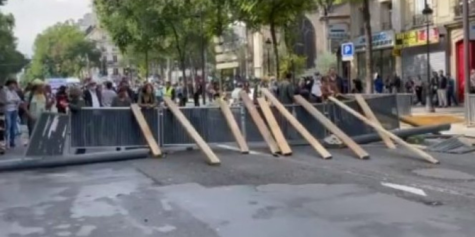 HAOS U FRANCUSKOJ ZBOG NOVIH KORONA MERA! Policija bacala suzavac, demonstranti digli barikade! /VIDEO/