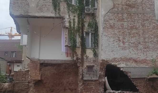 DAN POSLE! Strašan prizor na mestu urušene zgrade na Vračaru, zatrpavaju jamu, policija čuva ulaz da neko ne opljačka stanove... /FOTO/