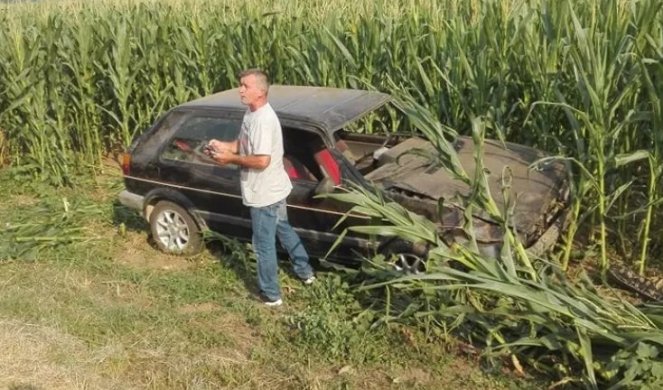 SLETEO S PUTA U KUKURUZ, PA ISPAO IZ KOLA! Lekari se bore za život povređenom vozaču