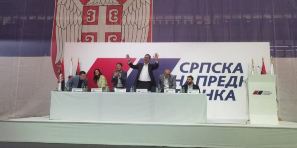 /FOTO, VIDEO/ OVACIJE ZA VUČIĆA U NOVOM SADU! Gromoglasni aplauz prolomio se Spensom!