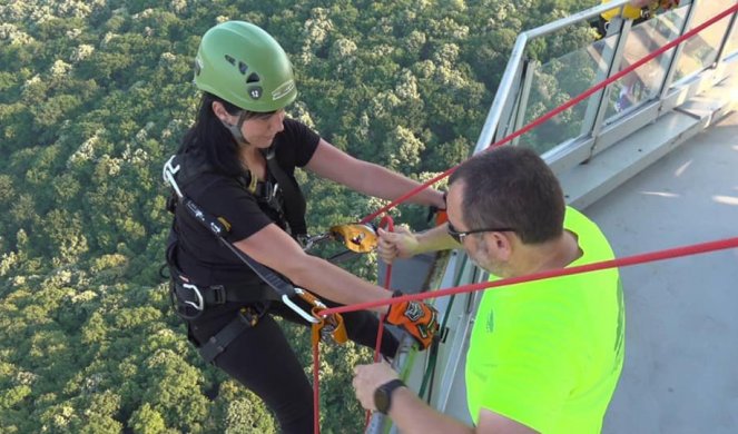 DRAMA NA AVALSKOM TORNJU! Devojka visi sa 106 metara, samo jedan konopac je drži, prolaznici zapanjeno posmatraju!